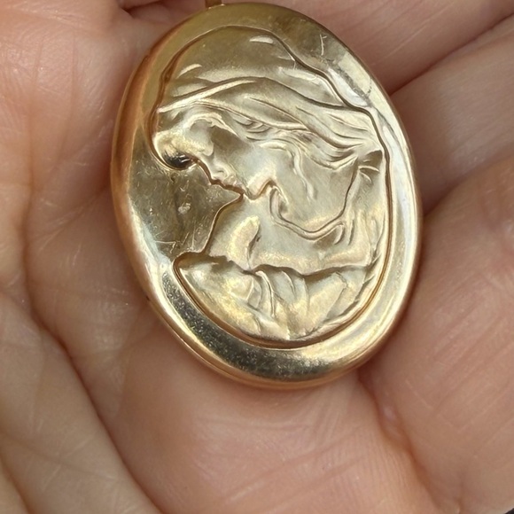 14k Gold Oval locket Pendant Necklace - Picture 7 of 8